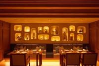 um restaurante com duas mesas e uma vitrine de pratos em UMITO Kamakura Koshigoe em Kamakura