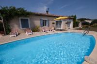 Basen w obiekcie pretty holiday rental with swimming pool in isle-sur-la-sorgue, in the département of vaucluse, in provence 4 people lub w pobliżu