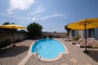 Basen w obiekcie pretty holiday rental with swimming pool in isle-sur-la-sorgue, in the département of vaucluse, in provence 4 people lub w pobliżu