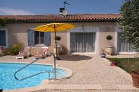 Basen w obiekcie pretty holiday rental with swimming pool in isle-sur-la-sorgue, in the département of vaucluse, in provence 4 people lub w pobliżu