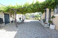 Ogród w obiekcie pretty holiday rental with swimming pool in isle-sur-la-sorgue, in the département of vaucluse, in provence 4 people