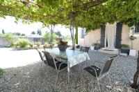 Ogród w obiekcie pretty holiday rental with swimming pool in isle-sur-la-sorgue, in the département of vaucluse, in provence 4 people