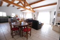 Część wypoczynkowa w obiekcie pretty holiday rental with swimming pool in isle-sur-la-sorgue, in the département of vaucluse, in provence 4 people