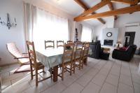 Część wypoczynkowa w obiekcie pretty holiday rental with swimming pool in isle-sur-la-sorgue, in the département of vaucluse, in provence 4 people