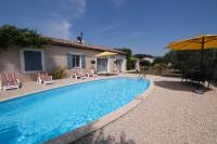 Basen w obiekcie pretty holiday rental with swimming pool in isle-sur-la-sorgue, in the département of vaucluse, in provence 4 people lub w pobliżu
