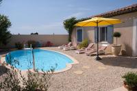 Basen w obiekcie pretty holiday rental with swimming pool in isle-sur-la-sorgue, in the département of vaucluse, in provence 4 people lub w pobliżu