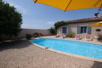 Basen w obiekcie pretty holiday rental with swimming pool in isle-sur-la-sorgue, in the département of vaucluse, in provence 4 people lub w pobliżu
