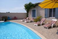 Basen w obiekcie pretty holiday rental with swimming pool in isle-sur-la-sorgue, in the département of vaucluse, in provence 4 people lub w pobliżu