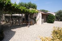 Ogród w obiekcie pretty holiday rental with swimming pool in isle-sur-la-sorgue, in the département of vaucluse, in provence 4 people