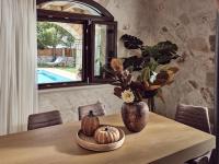 Bazén v ubytování Casa Di Pietra, a Private Retreat with Heated Pool, By ThinkVilla nebo v jeho okolí