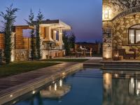 Bazén v ubytování Casa Di Pietra, a Private Retreat with Heated Pool, By ThinkVilla nebo v jeho okolí