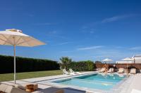 Basen w obiekcie Terrazzo Luxury Villas lub w pobliżu