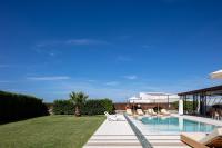 Basen w obiekcie Terrazzo Luxury Villas lub w pobliżu