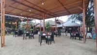 een groep tafels en stoelen onder een paviljoen bij Matahari Bungalow 3 in Gili Air