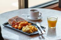 トロワ・リヴィエールにあるHôtels Gouverneur Trois-Rivièresの朝食用の食品、オレンジジュース1杯