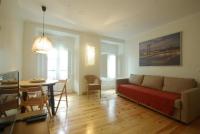 una sala de estar con un sofá y una mesa en My Mouraria Suites, en Lisboa