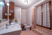 A bathroom at La Tela di Penelope