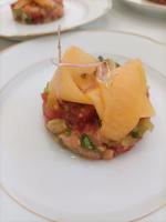 Ein weißer Teller mit einem Sandwich darauf auf einem Tisch in der Unterkunft Château le Fresne in Bouchemaine