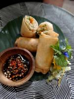 ein Teller mit verschiedenen Speisen auf einem Tisch in der Unterkunft Bali View Ubud Hotel in Ubud
