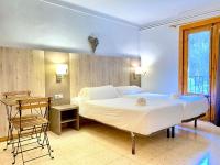 A bed or beds in a room at Hostal La Cabanya