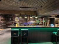 ヘムセダールにあるSkogstad Hotel - Unike Hotellerのレストランの緑のバースツール付