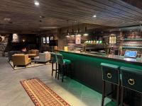 ヘムセダールにあるSkogstad Hotel - Unike Hotellerの緑のバースツールが備わるレストランのバー