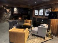 ヘムセダールにあるSkogstad Hotel - Unike Hotellerの石壁のリビングルーム(家具付)