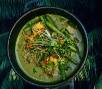 un tazón de sopa con judías verdes y verduras en The Rock Inn, en Chipstable