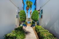 Ein Garten an der Unterkunft Destiny Beach Villas #20A
