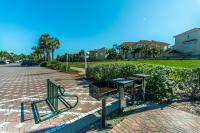 Ein Garten an der Unterkunft Destiny Beach Villas #20A
