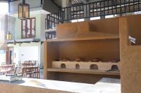 uno scaffale con sopra delle pentole in una stanza di Ceylon Ayu Resort Kandy a Kandy