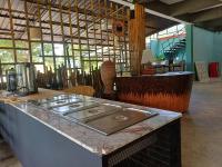 cocina con fogones en la encimera en Green Gen Hotel, Mueang Phuket, en Phuket