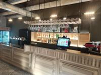 un bar en un restaurante con barra con bebidas en Хмеляр, en Dubno