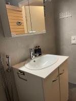 MP Tripla Luxury Apartment Helsinkiにあるキッチンまたは簡易キッチン