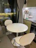 MP Tripla Luxury Apartment Helsinkiにあるキッチンまたは簡易キッチン