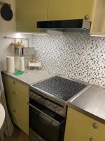 MP Tripla Luxury Apartment Helsinkiにあるキッチンまたは簡易キッチン
