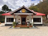 een klein huisje met een rood dak bij Zen Resort Shergaon in Shergaon