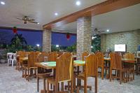 Un restaurante u otro lugar para comer en R2R Bayview Inn