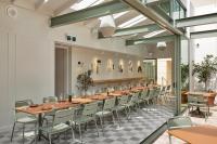 アデレードにあるMajestic M Suitesの長いテーブルと椅子のある長いダイニングルーム