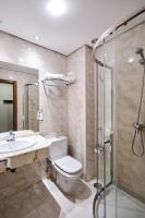 A bathroom at Hotel Ciudad de Compostela