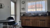 Kuchyň nebo kuchyňský kout v ubytování Beach apartment's