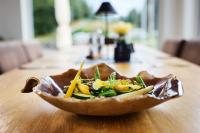 瓦尔德基兴Camping Resort Bayerwald的木桌上的一碗食物