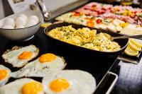 瓦尔德基兴Camping Resort Bayerwald的自助早餐，包括鸡蛋、面包和鸡蛋