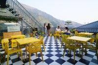 Nespecifikovaný výhled na hory nebo výhled na hory při pohledu z hostelu