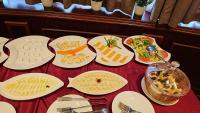 ホテルの敷地内または近くでの食事または食べ物
