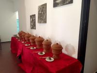 een rij tafels met kommen en borden erop bij Bolagala Nature Resort in Madampella Pahala