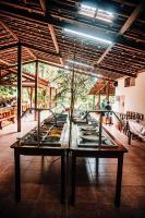 une table avec des assiettes de nourriture dessus dans l'établissement Apt Flat 210 Condomínio Pedra do Rodeadouro, à Bonito