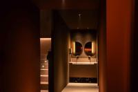 Un pasillo de un baño con dos espejos. en Adventure Hostel Madrid, en Madrid