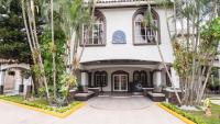 Un edificio con palmeras delante. en Hotel Boutique Nueva Valladolid, en Comayagua