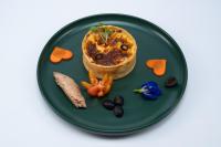 um prato verde com um pedaço de comida nele em Angkor Mansion & Residence em Siem Reap